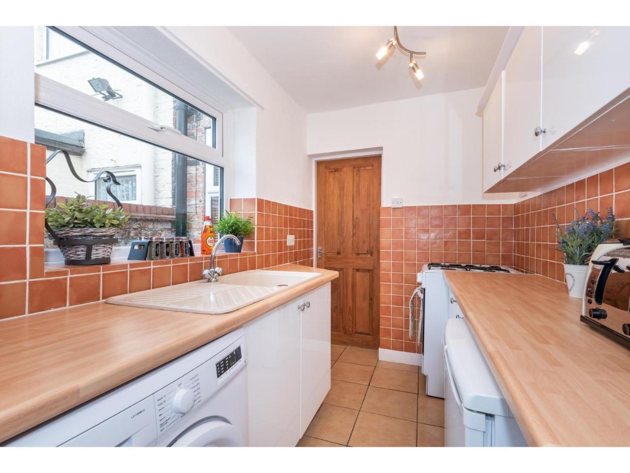 요크 Beautiful 2 Bed With Free Parking - Pass The Keys 아파트 외부 사진