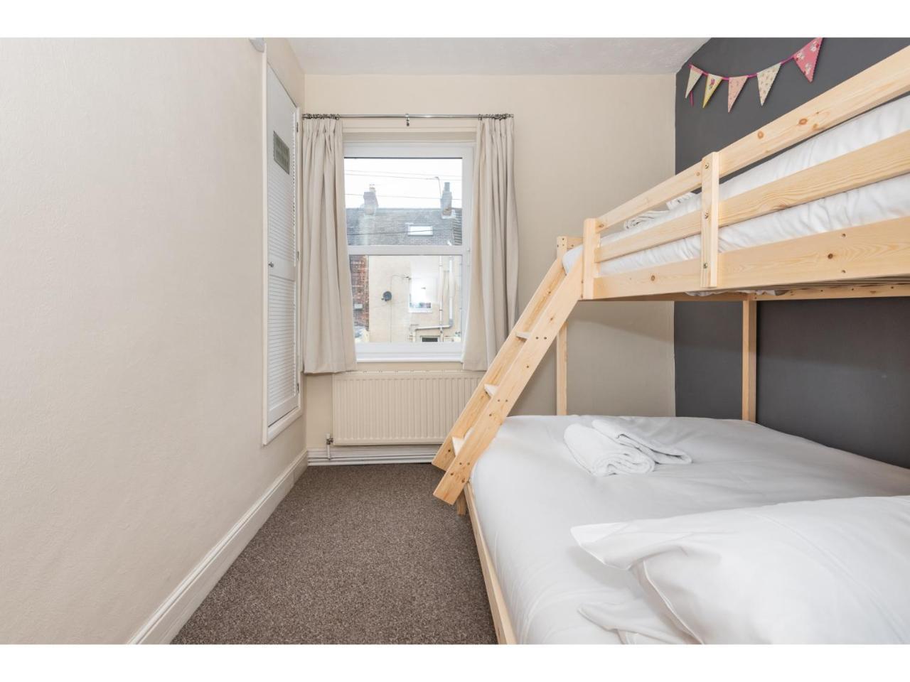 요크 Beautiful 2 Bed With Free Parking - Pass The Keys 아파트 외부 사진